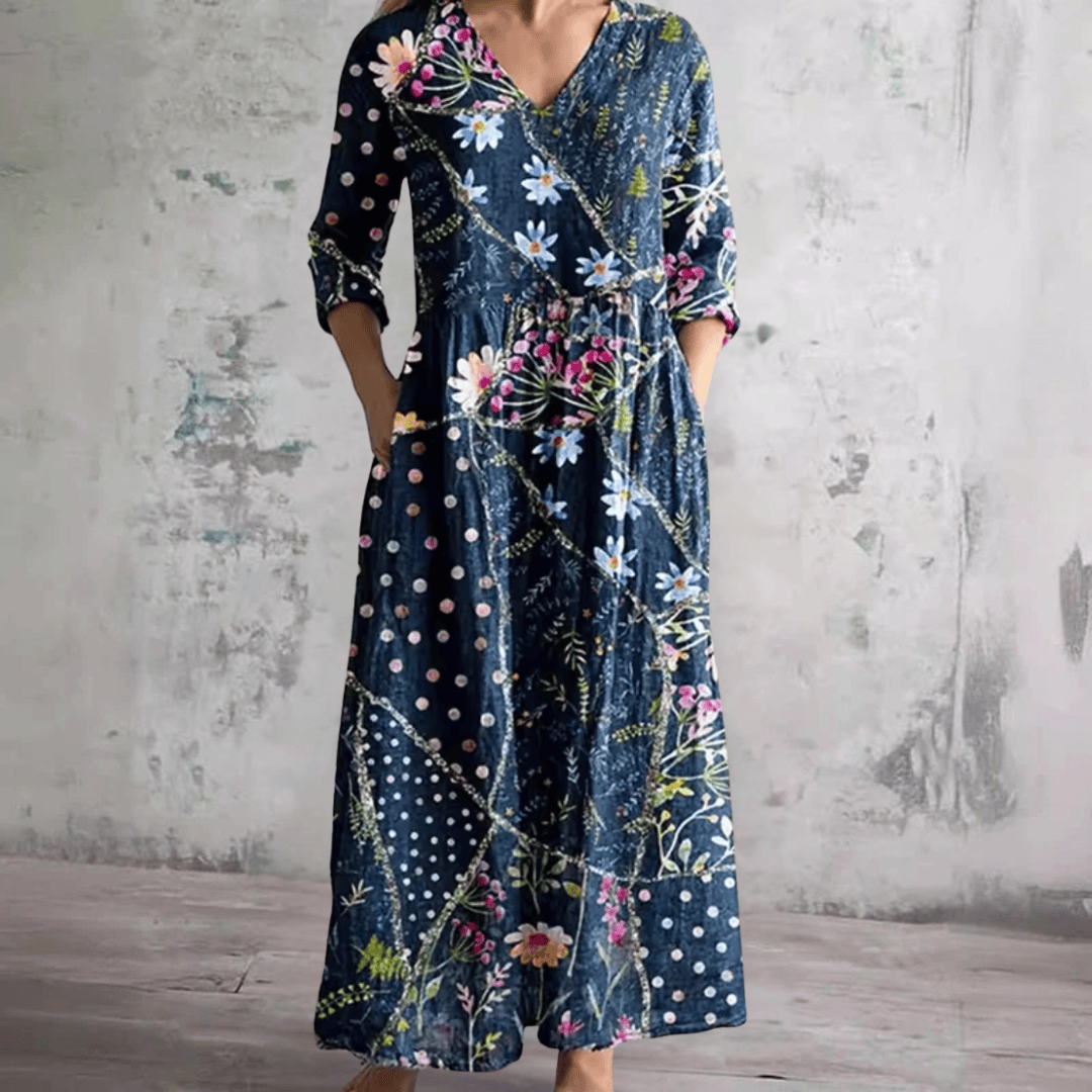Robe d'été florale Linda™ de Danoir Paris, tissu léger avec motif floral coloré, portée avec des accessoires d'été.