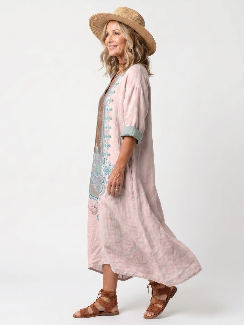 Robe midi décontractée Kenza Danoir Paris avec panneaux brodés, poches et coupe confortable, portée dans un style casual.