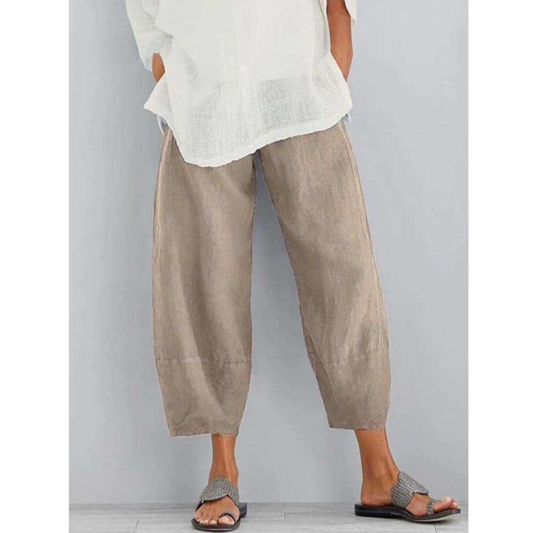 Pantalon en lin élégant et confortable Elena™ de Danoir Paris, coupe fluide et tissu léger, porté sur un fond neutre.