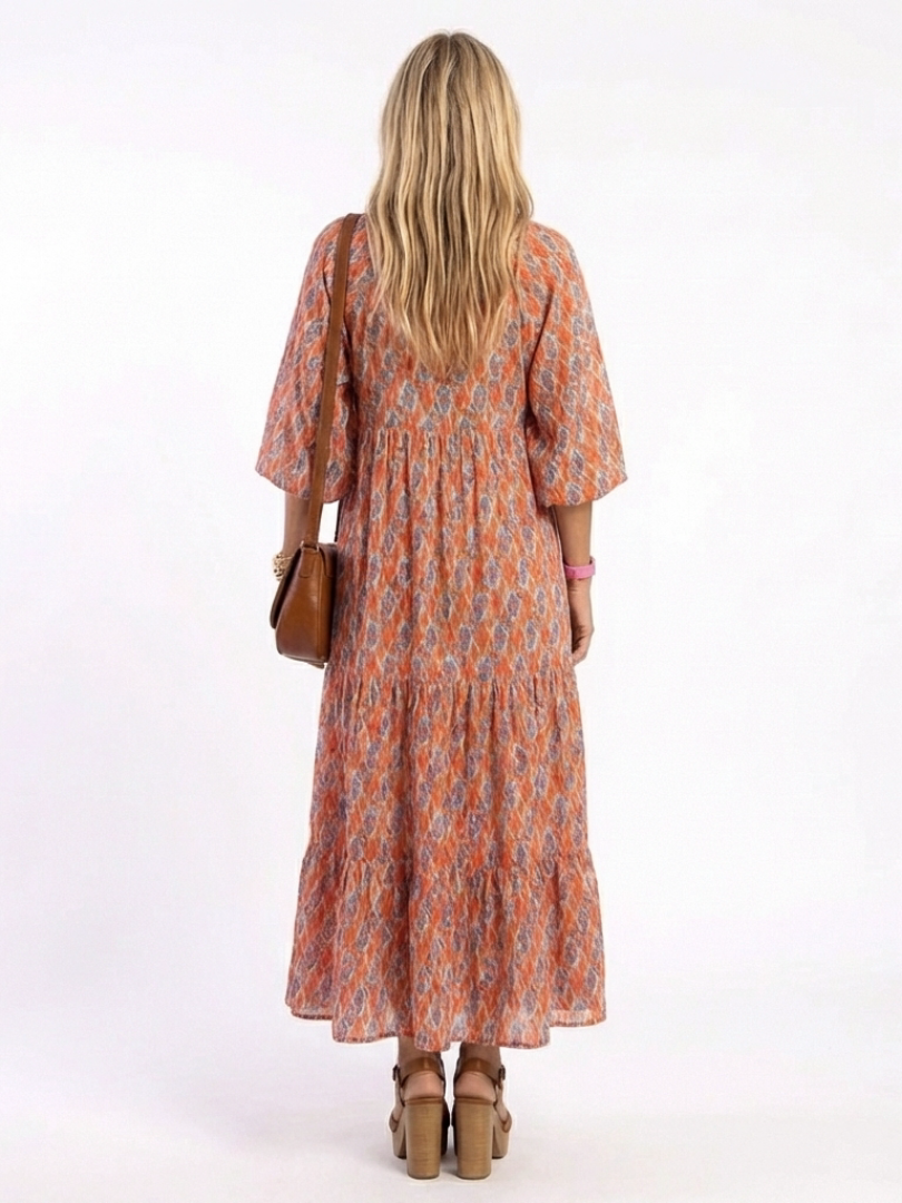 Robe midi géométrique Danoir Paris Amara avec décolleté en V, tissu fluide et motif moderne, portée sur mannequin.