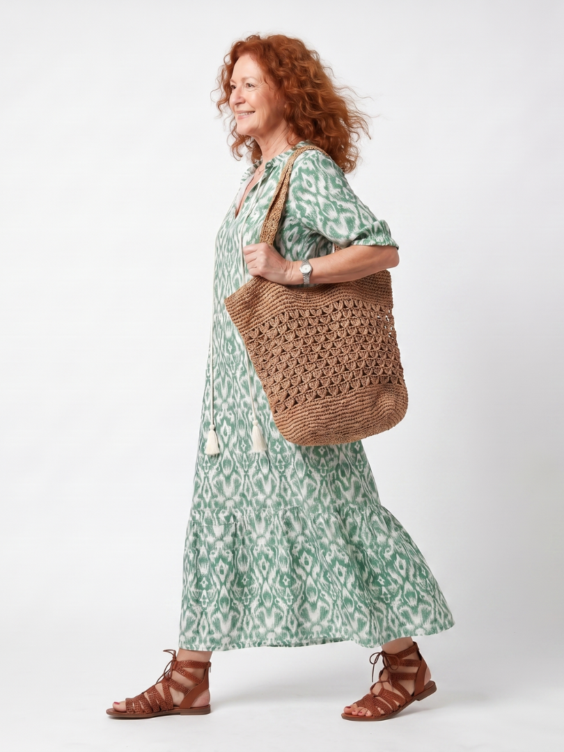 Robe midi à col V avec détails frangés de la marque Danoir Paris, vue de face, en tissu fluide et élégant.