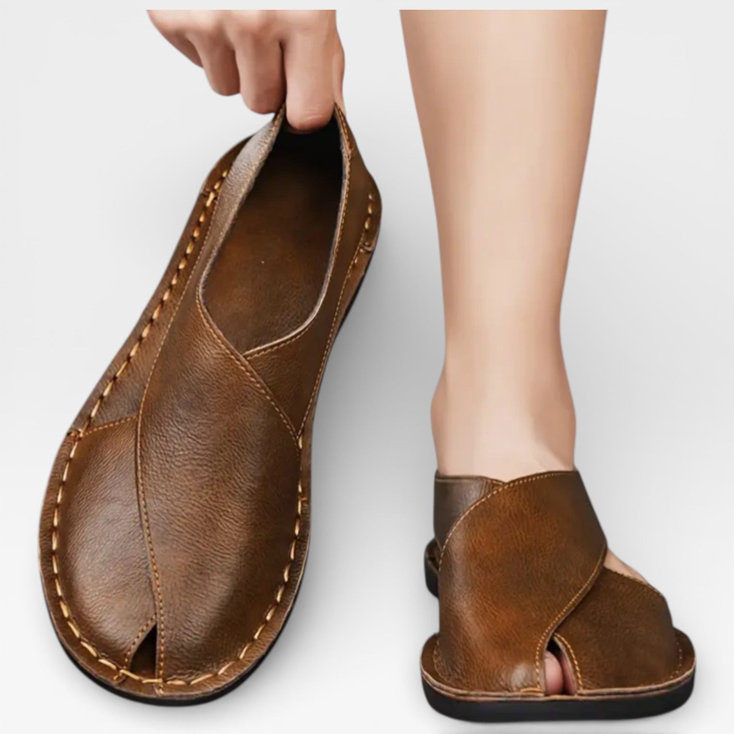 Sandales classiques en cuir pour hommes de Danoir Paris, élégantes et décontractées, montrant la semelle et la finition en cuir.