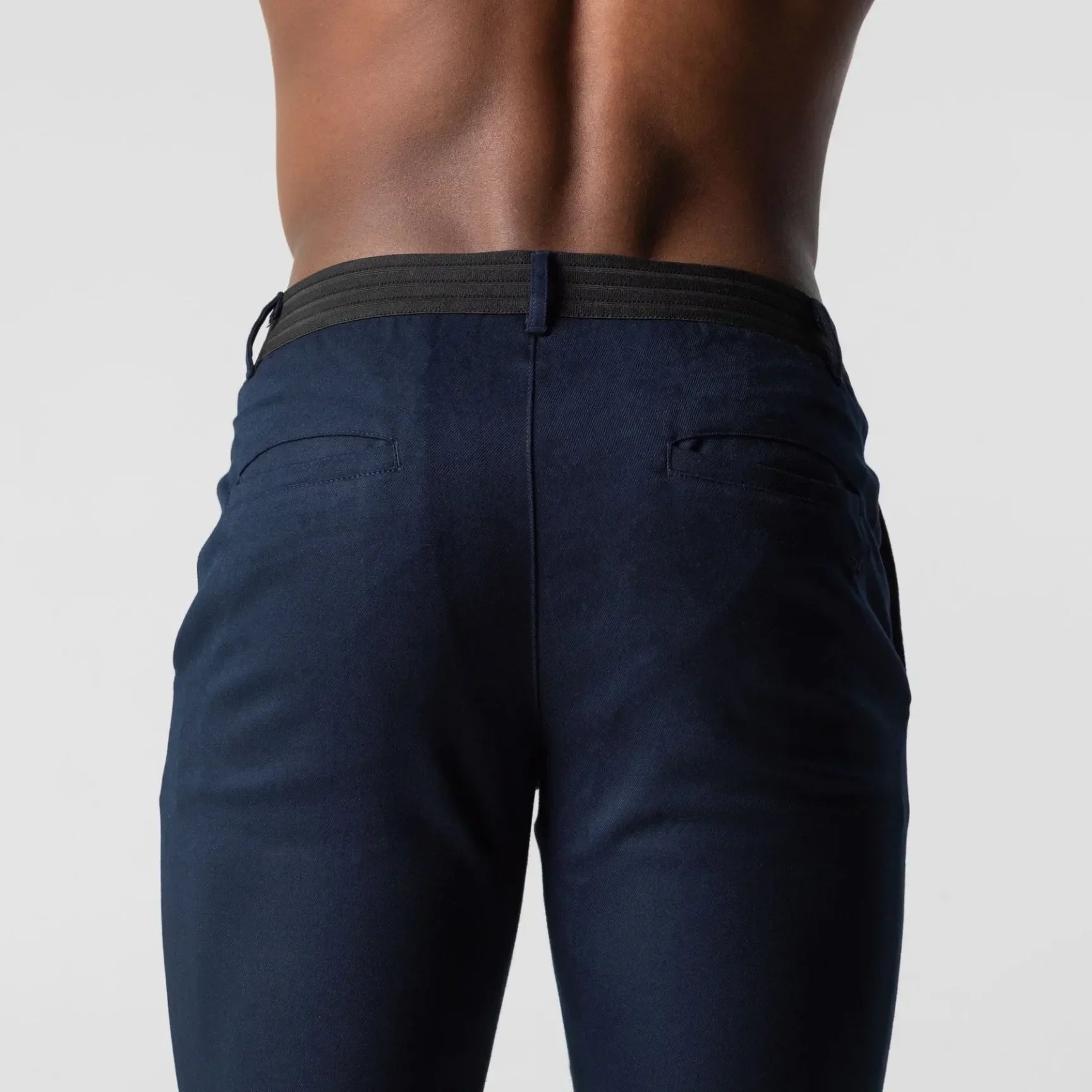 Pantalon chino elasticisé Danoir Paris en coton beige, vue de face avec détails de la taille et des poches.