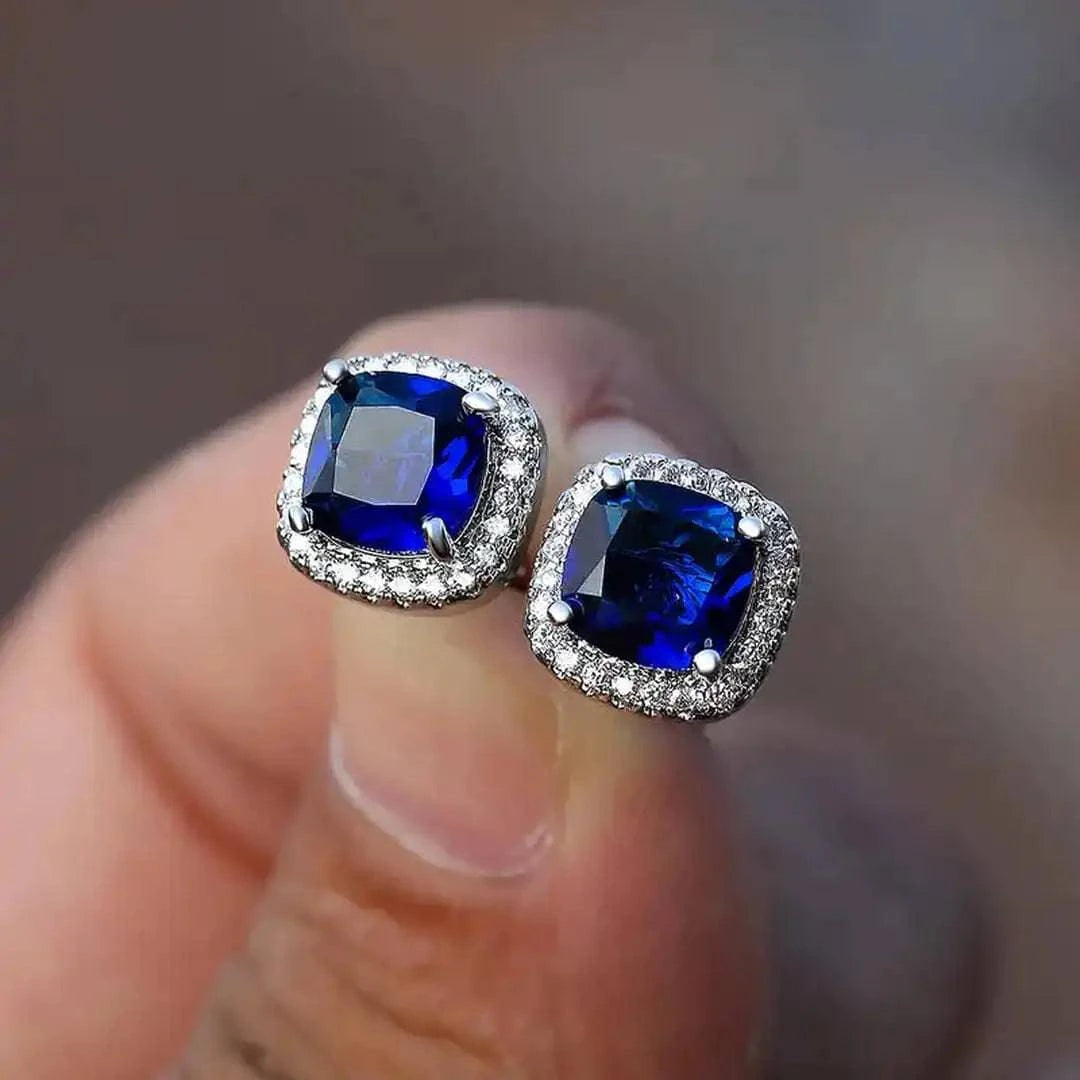 Boucles d'oreilles carrées en saphir Danoir Paris, bijoux élégants en argent avec pierres précieuses bleues.