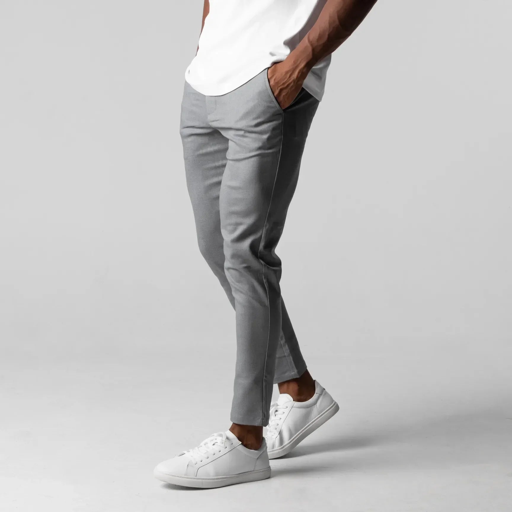 Pantalon chino élastique Danoir Paris, Chinos Elasticisés Premium, coupe ajustée, couleur beige, tissu confortable et élégant.