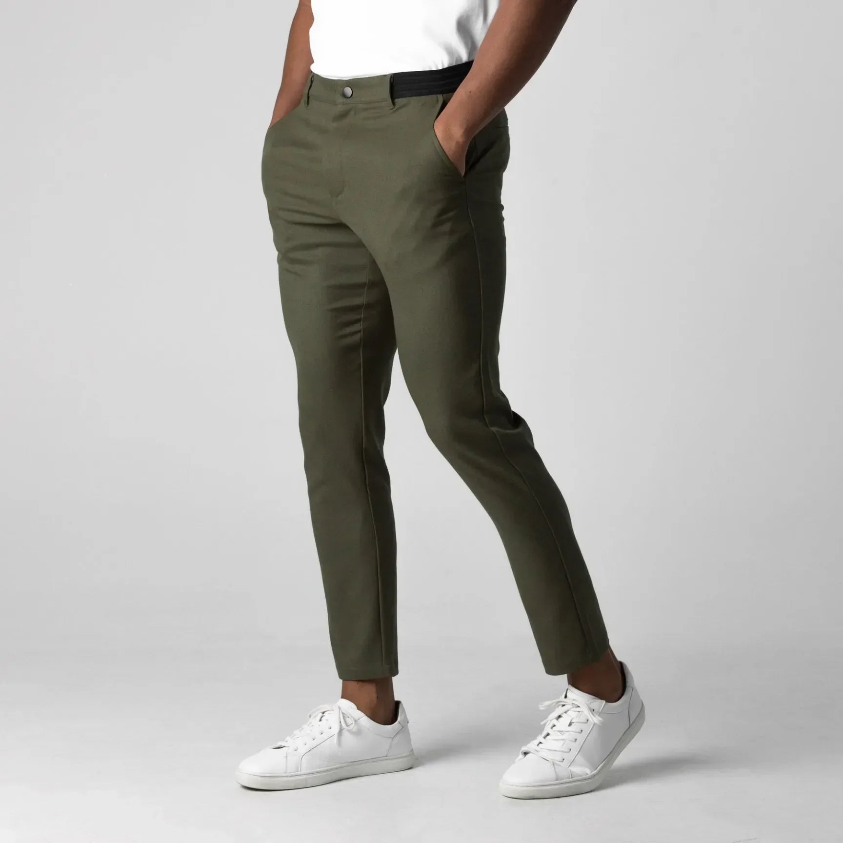 Pantalon chino élastique premium Danoir Paris, coupe ajustée, en tissu confortable, couleur beige, vue de face.