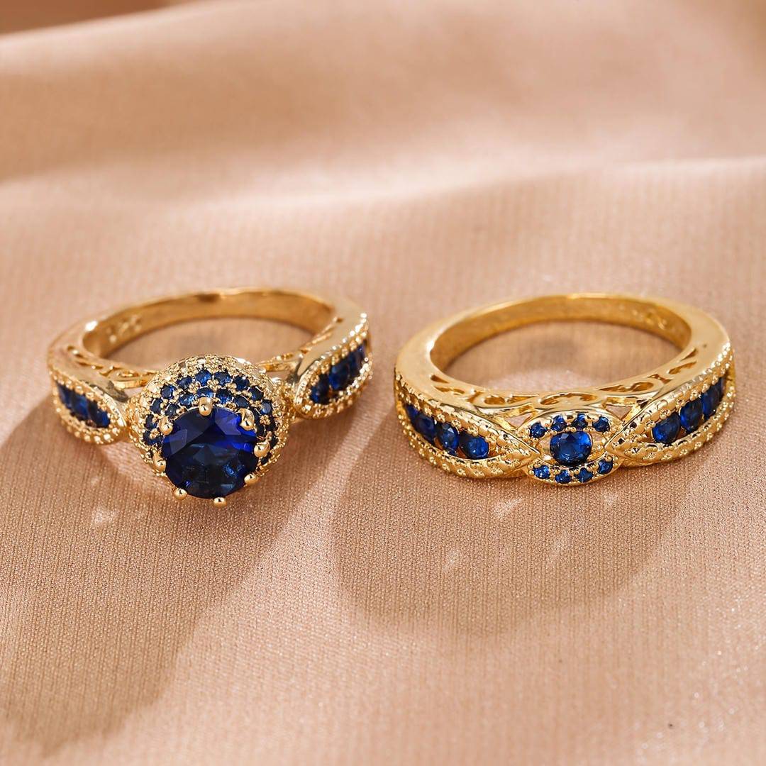 Ensemble de bagues Victoria Gilded Saphir de Danoir Paris avec bagues en or et saphirs bleus brillants.