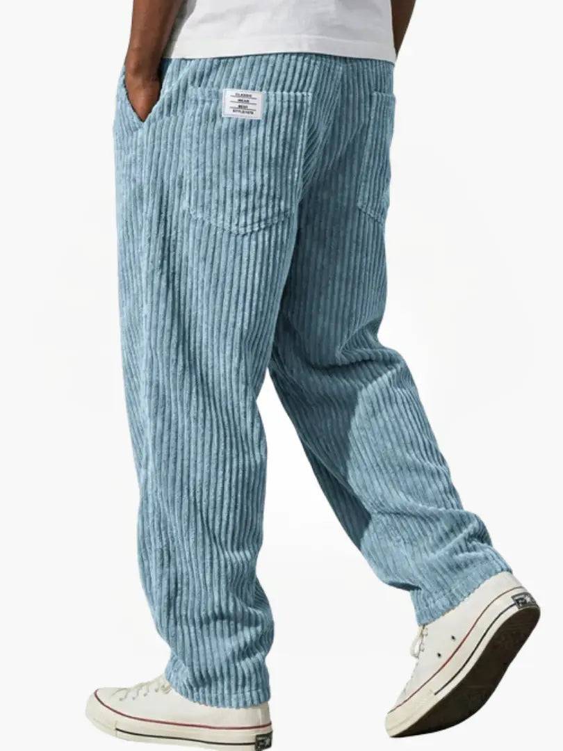 Pantalon en velours côtelé pour hommes Leblanc™ de Danoir Paris, coupe classique, couleur marron foncé, détail des poches.