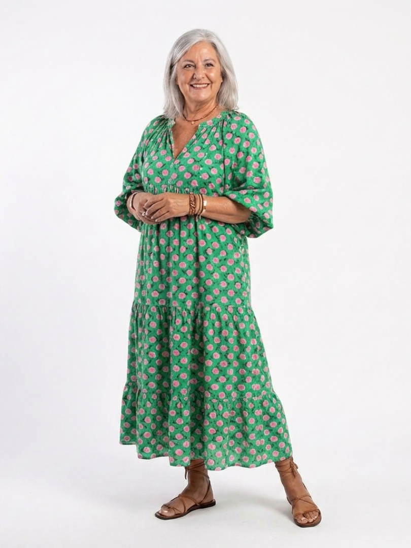 Robe midi à motifs floraux Fiora de Danoir Paris avec décolleté en V, tissu léger et élégant, portée sur mannequin.