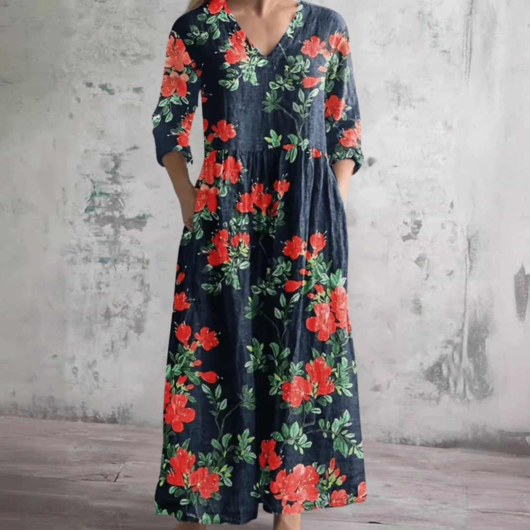 Robe d'été florale Wendy™ de Danoir Paris, tissu léger avec motifs floraux colorés, portée avec ceinture à la taille.