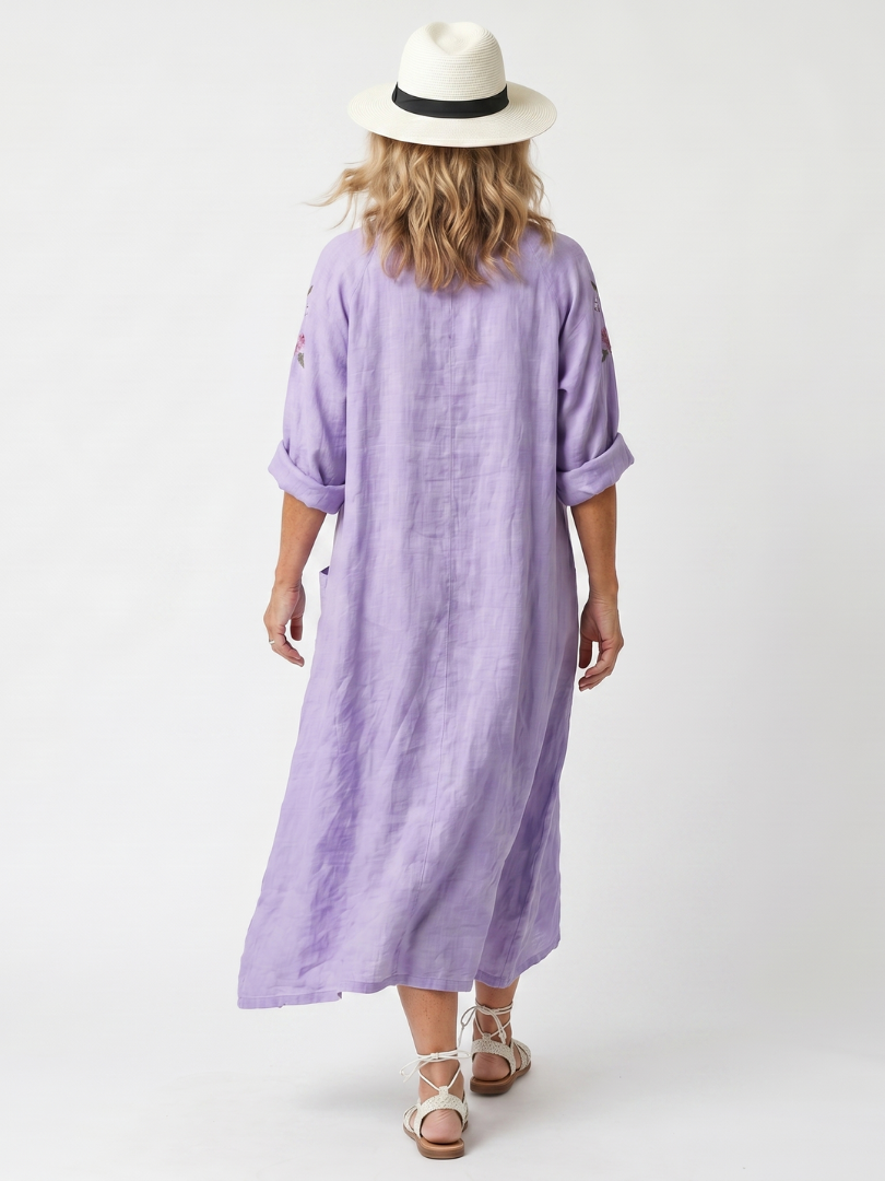 Robe midi oversize Danoir Paris avec poches et broderie florale, vue de face, en tissu léger et fluide.