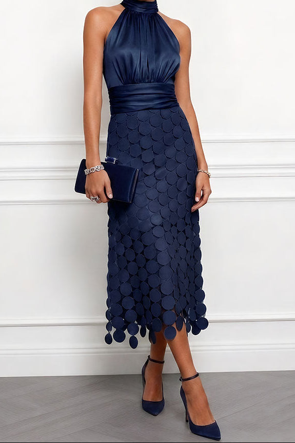 Robe midi élégante de Celine pour cérémonies, en tissu fluide, couleur neutre, portée avec détail sophistiqué, par Danoir Paris.