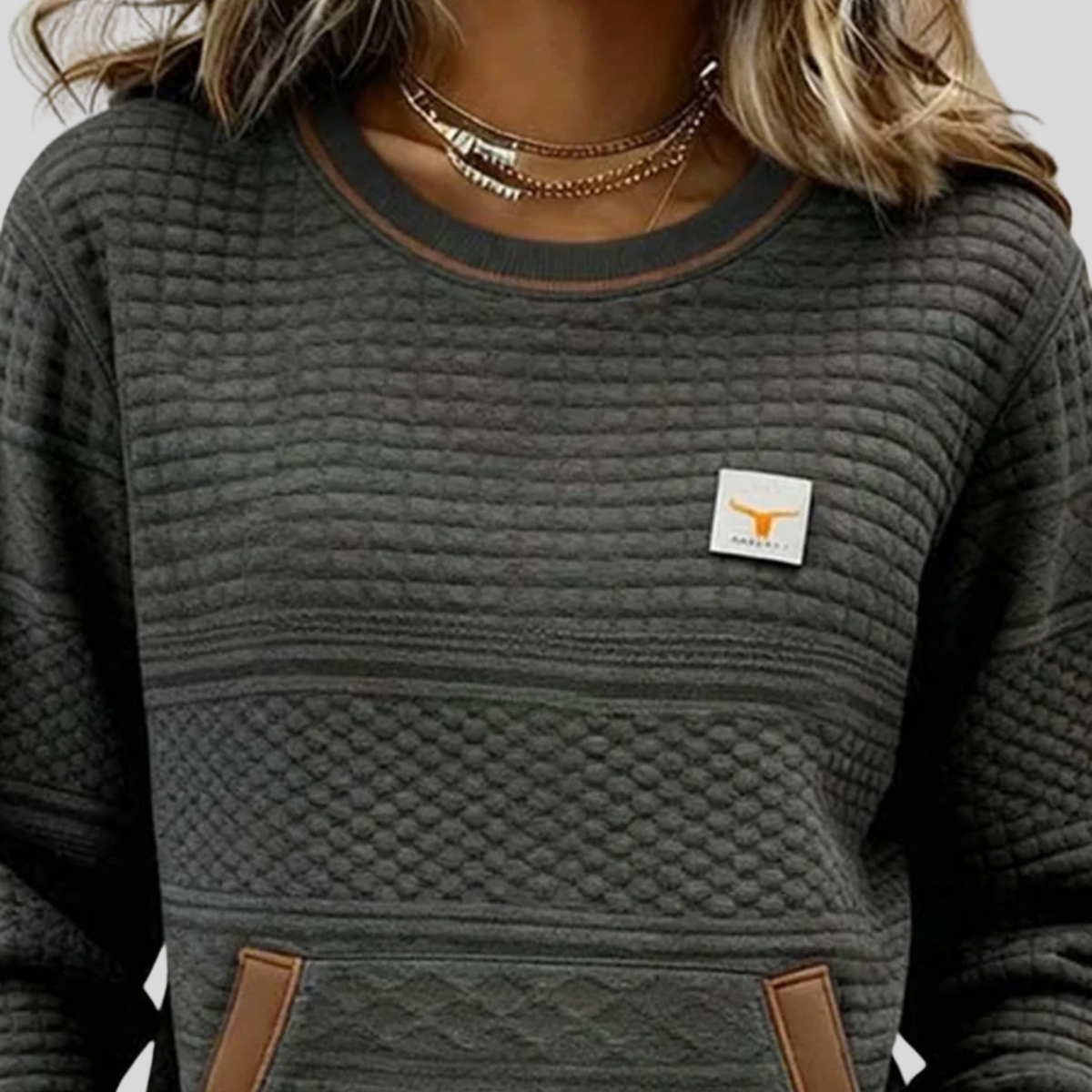 Sweat-shirt Danoir Paris Etta avec blocs de couleur texturés, manches longues et design moderne.