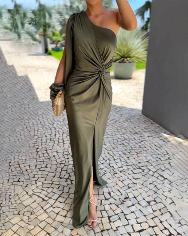 Robe élégante en ligne A intemporelle Eleanor™ de Danoir Paris, en tissu fluide avec décolleté et taille cintrée.