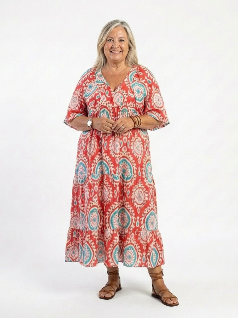 Robe midi Danoir Paris Zaria avec manches courtes et imprimé paisley en V, tissu léger et fluide, portée élégante et féminine.