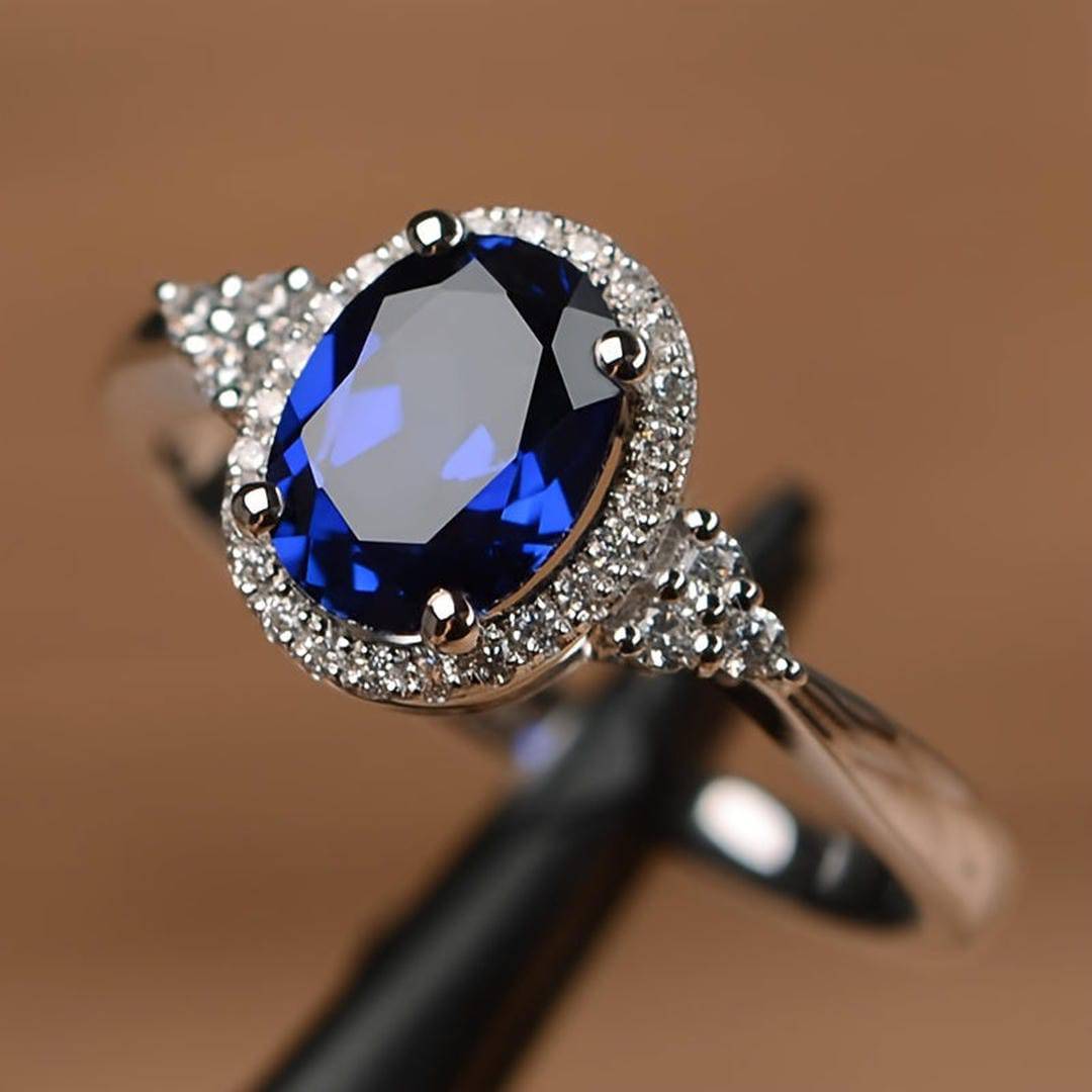 Bague Danoir Paris Midnight Majesty en saphir oval avec détails élégants, vue en gros plan sur la pierre précieuse et le design raffiné.