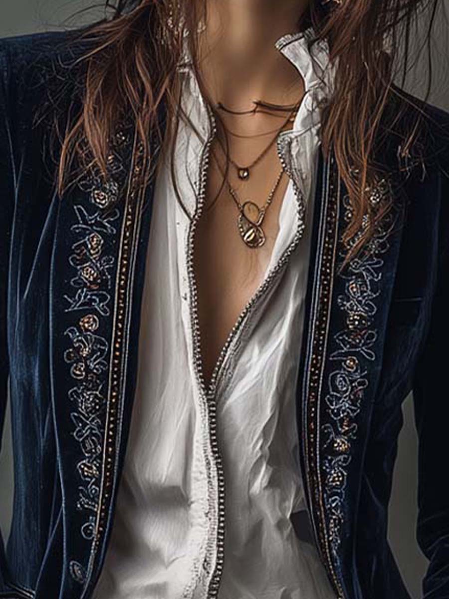 Veste longue brodée Athénaïs Danoir Paris en tissu bleu marine, blazer vintage avec motifs floraux élégants.