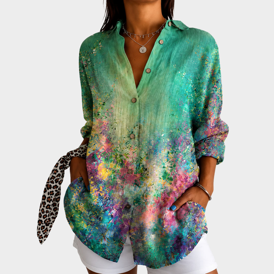 Blouse Danoir Paris Emerald Meadow Art, en tissu léger à motifs floraux verts, portée sur mannequin.