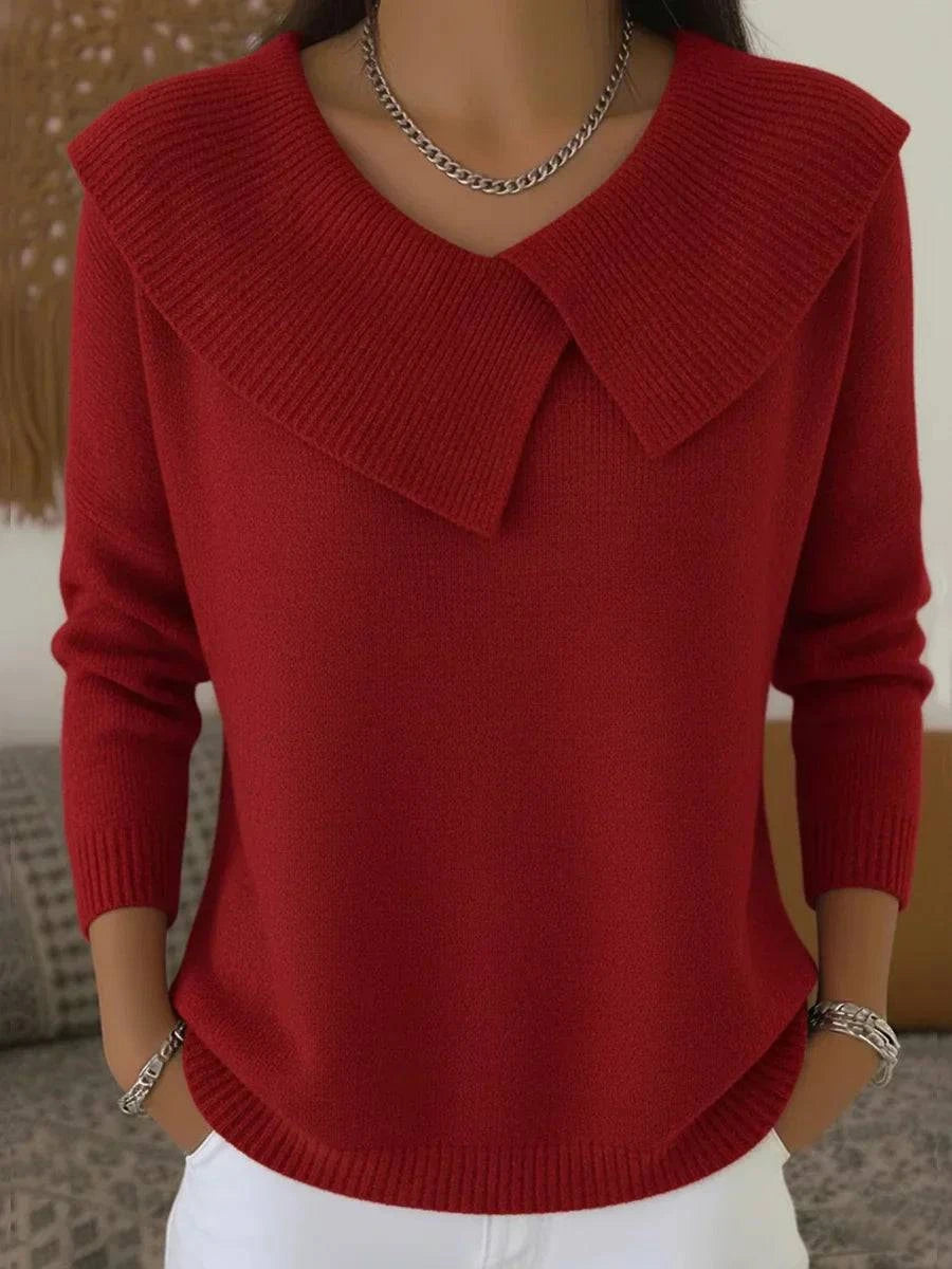 Pull côtelé élégant Rylee de Danoir Paris, modèle FR1226, en tissu doux avec col en V et finition raffinée, porté sur mannequin.