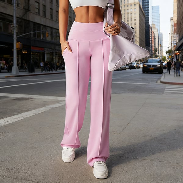 Pantalon femme à jambes larges et droites, taille haute, en tissu extensible de la marque Danoir Paris, porté sur mannequin.
