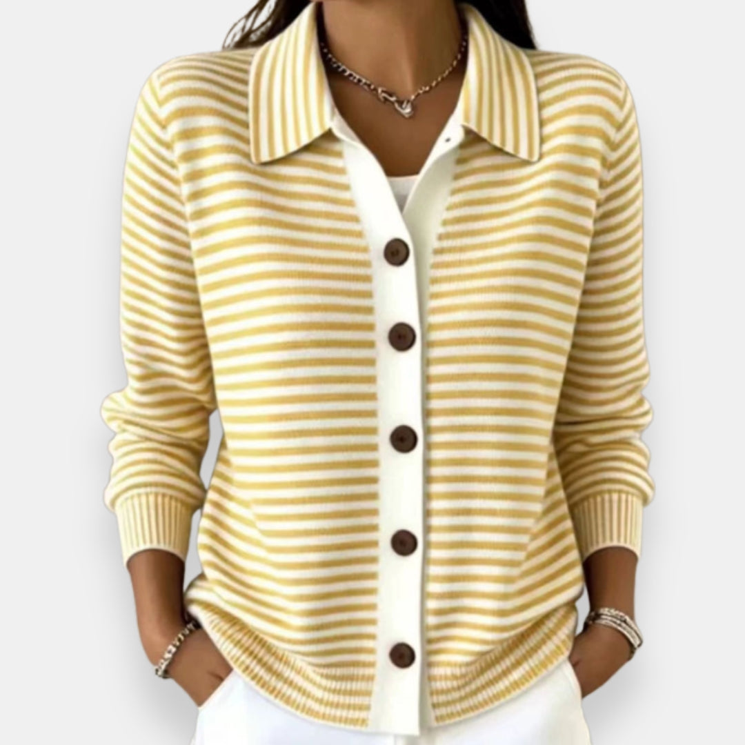 Cardigan boutonné rayé Nola™ de Danoir Paris porté, en laine douce avec boutons sur le devant, en couleurs pastel pâles.