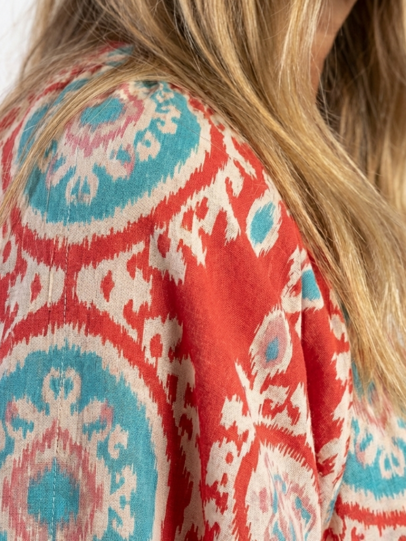 Robe midi à manches courtes Danoir Paris Zaria avec imprimé paisley en V, tissu fluide et élégant.