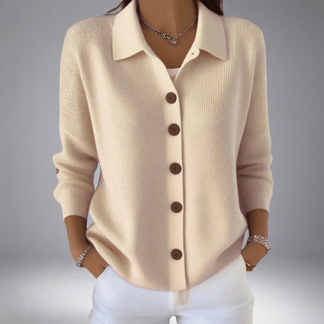 Cardigan tricoté élégant Layla de Danoir Paris, en maille fine, porté par un mannequin blanc, mode chic et sophistiquée.