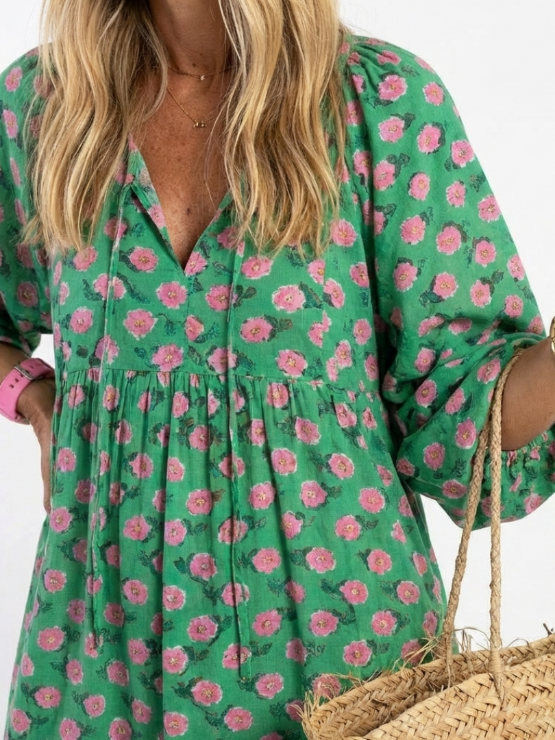 Robe midi Danoir Paris Fiora à motifs floraux avec décolleté en V, tissu léger et coupe élégante visible sur l'image.