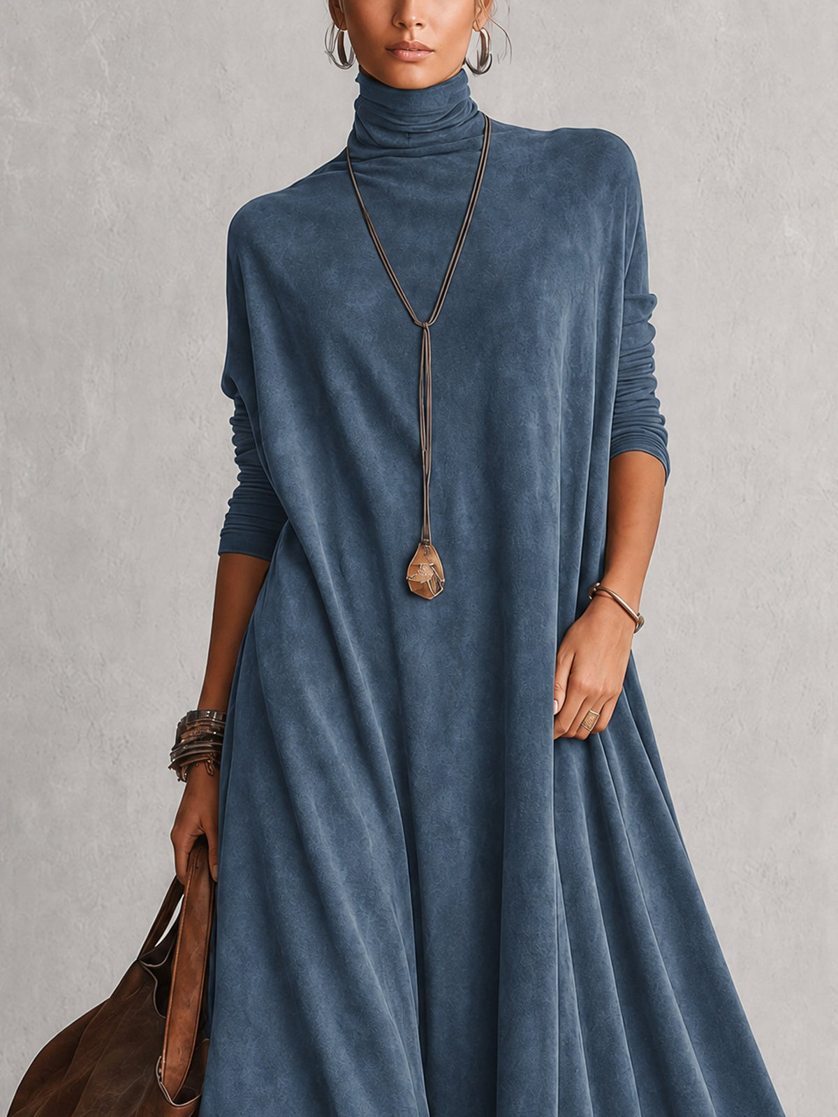 Robe maxi longue en suédine marron vintage avec manches longues, par Danoir Paris, portée dans un style élégant et confortable.