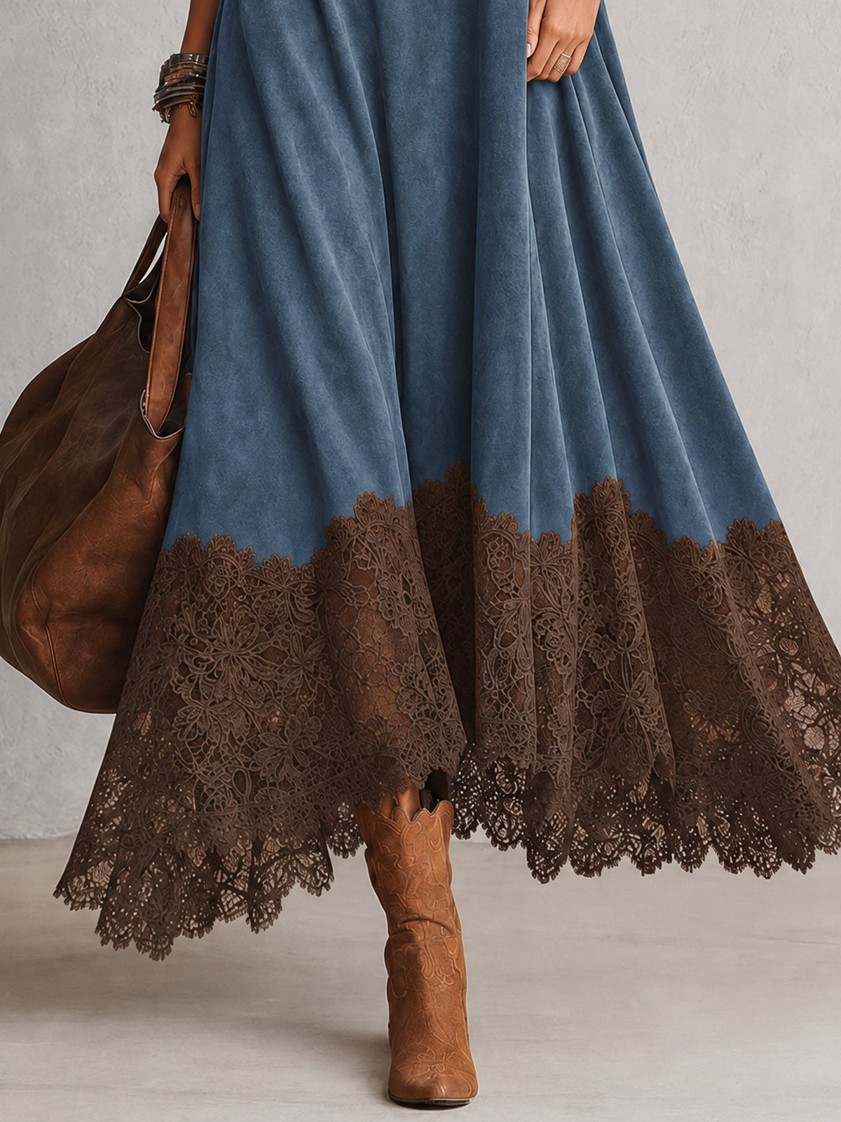 Robe maxi longue à manches longues en suédine marron vintage, mode élégante de Danoir Paris, portée avec style et confort