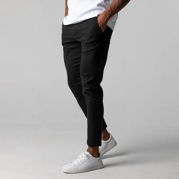 Pantalon chino Danoir Paris en coton extensible, coupe élégante avec ceinture et poches avant, couleur bleu marine.