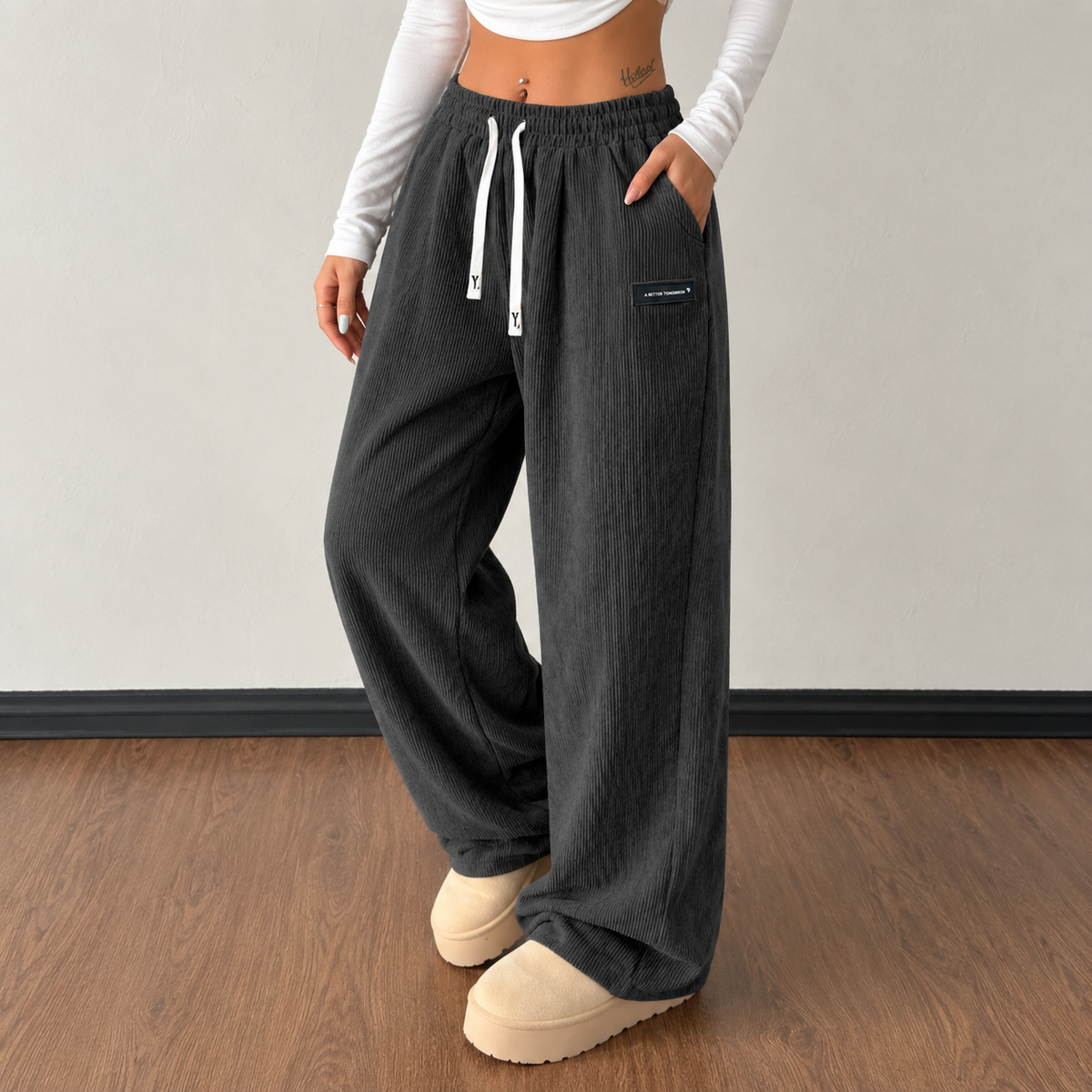 Pantalon large confortable pour femme Danoir Paris, tissu doux et coupe décontractée, style élégant et moderne.