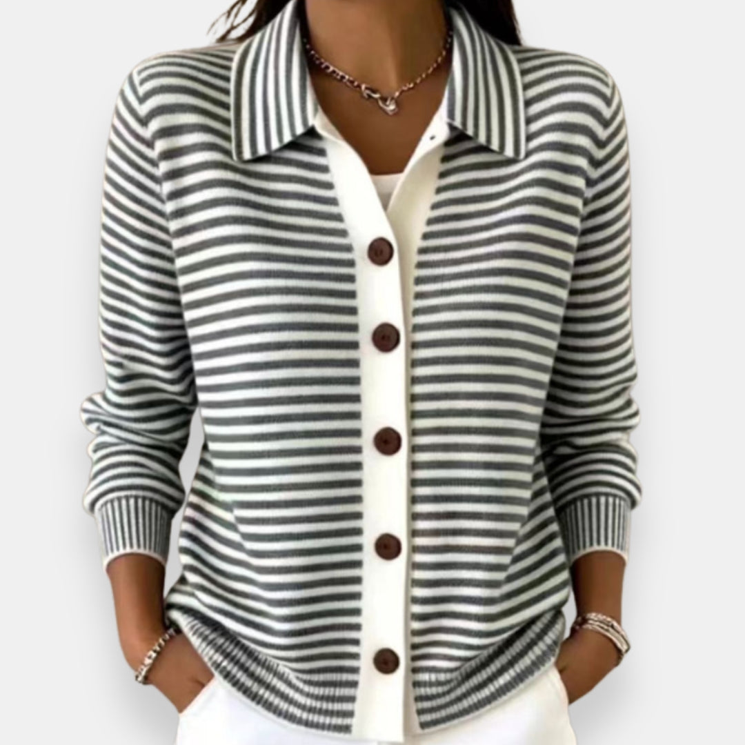 Cardigan boutonné rayé Nola™ de Danoir Paris, en maille douce avec rayures bleues et blanches, porté en détail.
