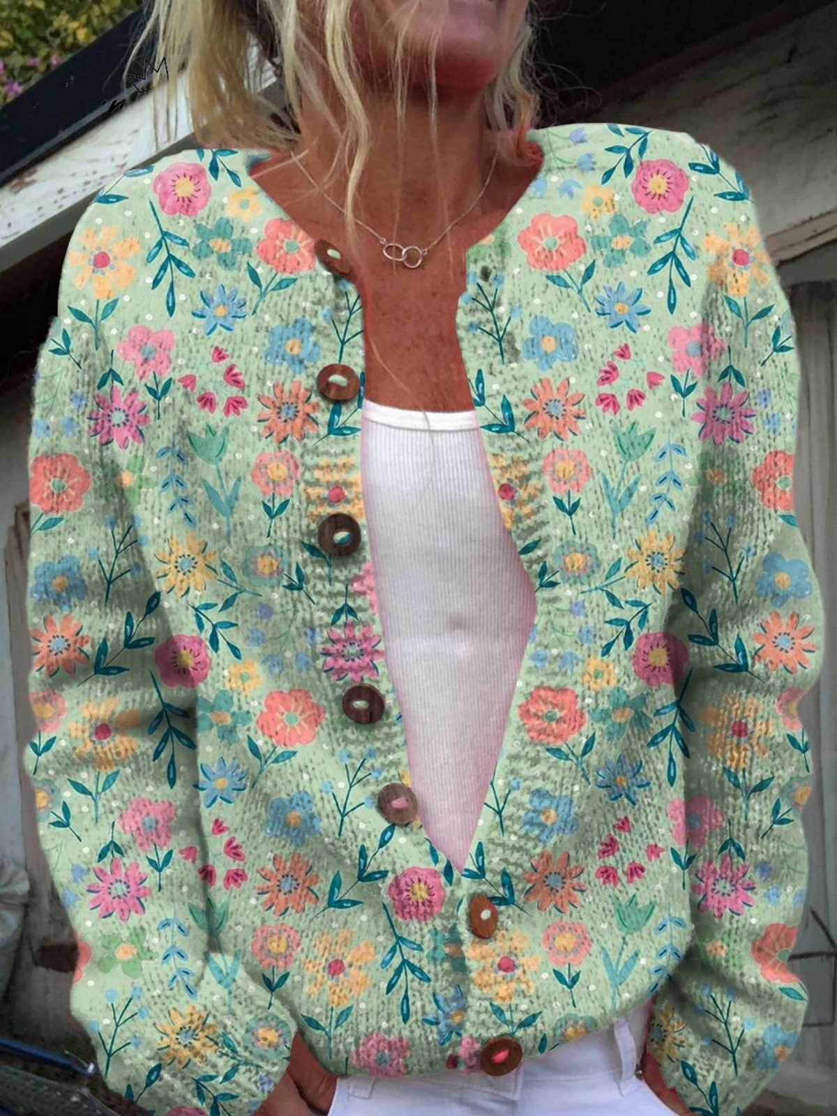 Cardigan vintage floral pour femmes Foxfield™ de Danoir Paris, motif fleuri, manches longues, coupe élégante.