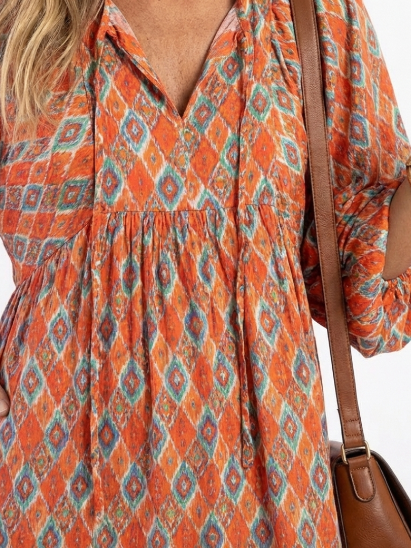Robe midi Danoir Paris Amara avec motif géométrique et décolleté en V, tissu léger et élégant.