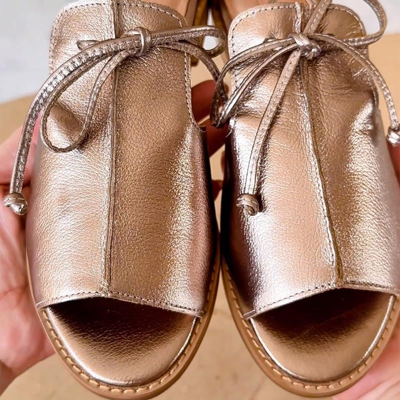 Sandales en cuir style à brides LILLIANA par Danoir Paris, avec semelle plate et design élégant visible sur l'image.