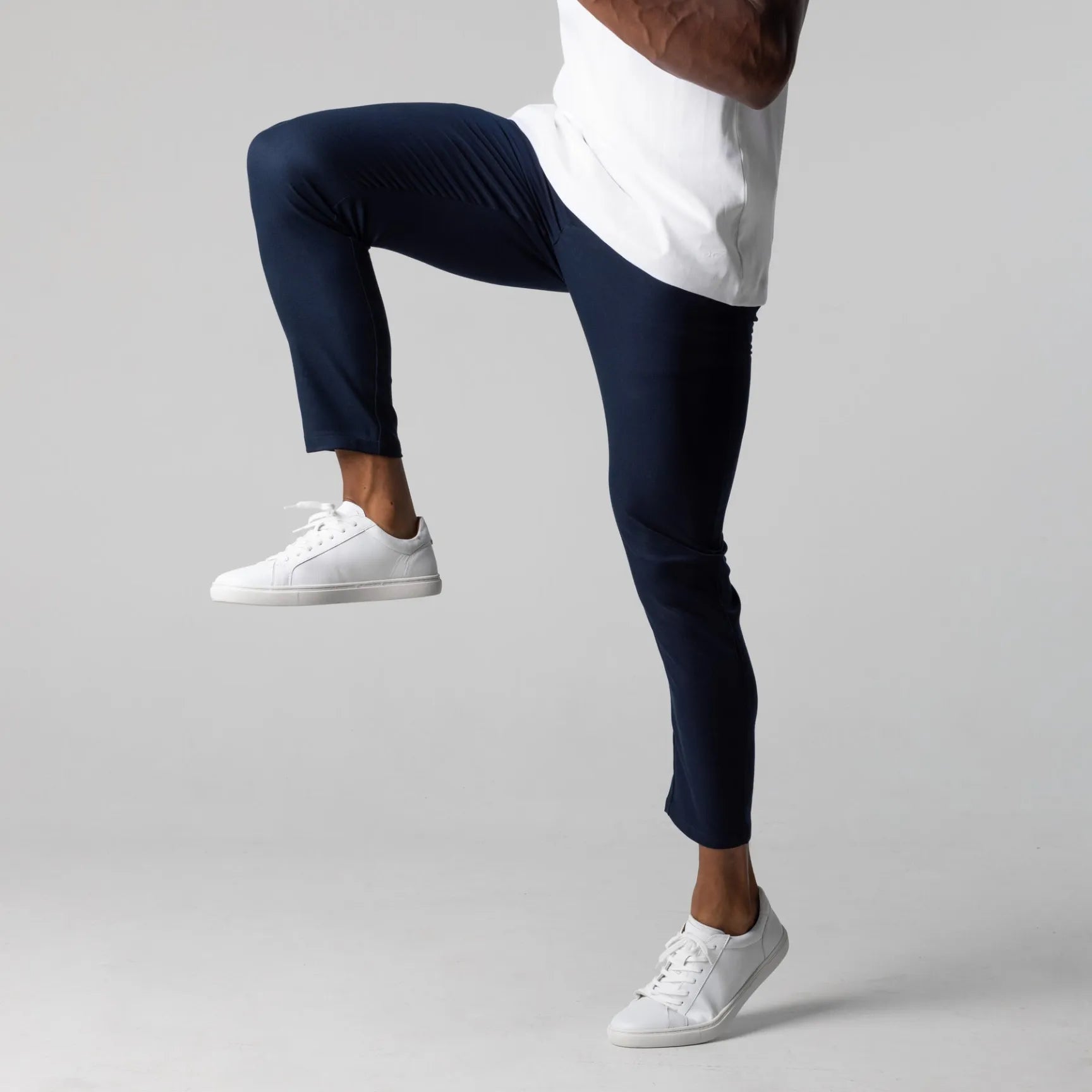 Pantalon chino élastique Danoir Paris, modèle Cino, en tissu premium, coupe ajustée et look élégant, porté par un mannequin.