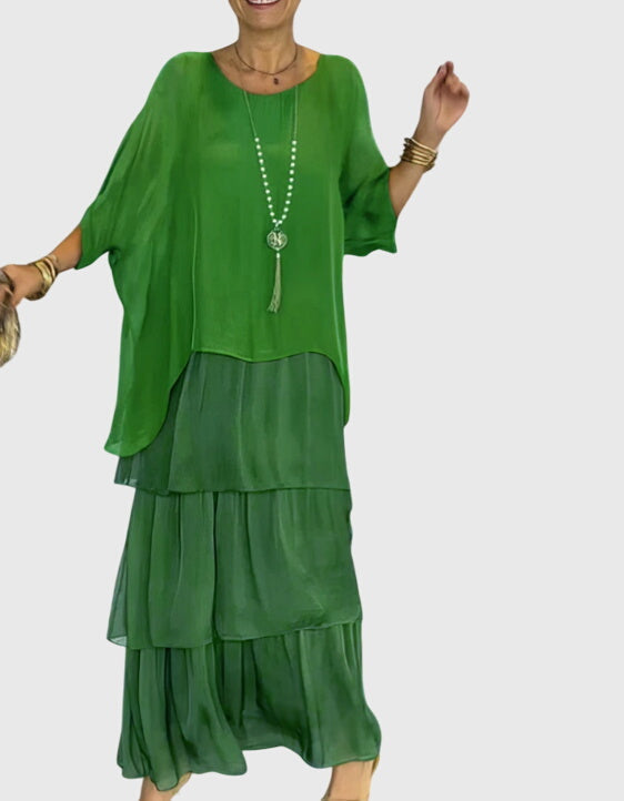 Robe longue Susan de Danoir Paris, en tissu fluide, couleur élégante, portée avec détails sophistiqués.