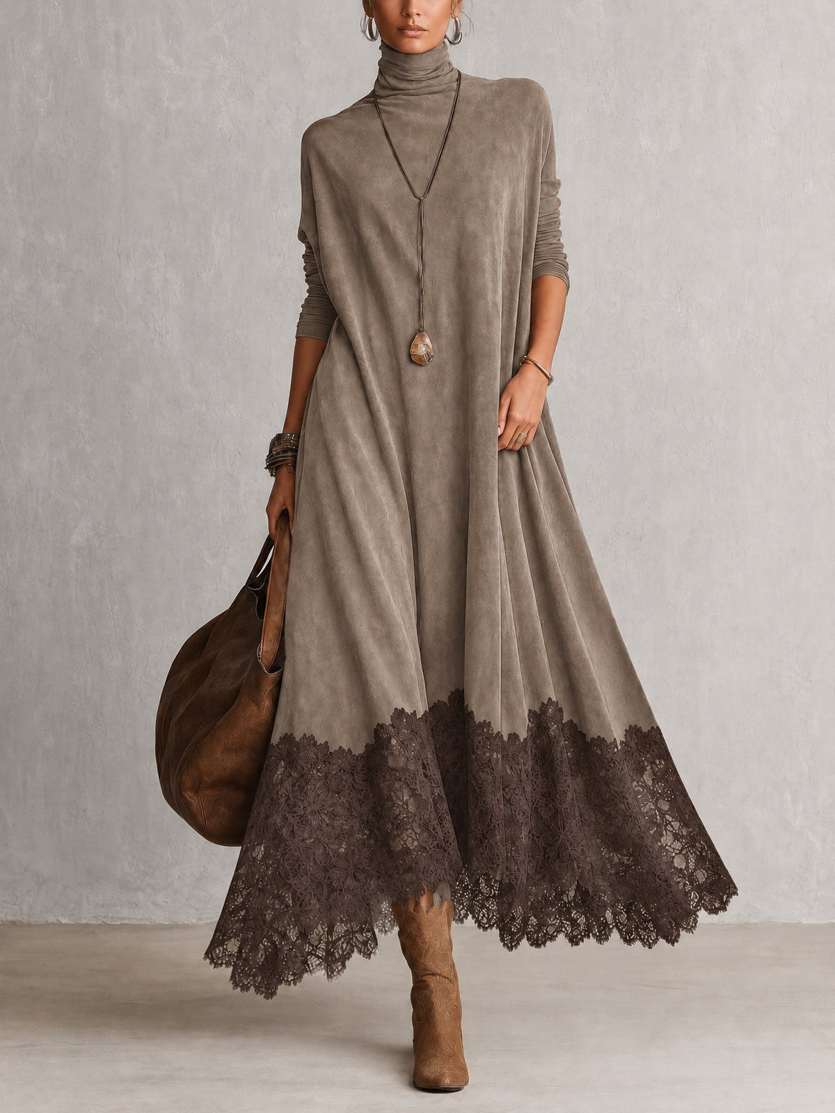 Robe maxi longue à manches longues en suédine marron vintage de Danoir Paris, élégante et confortable, vue de face.