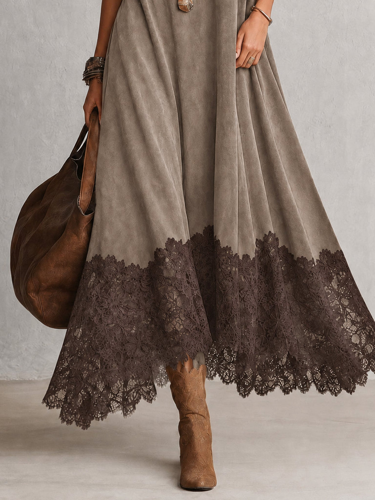 Robe maxi longue en suédine marron avec manches longues, style vintage, par Danoir Paris, vue de face sur mannequin.