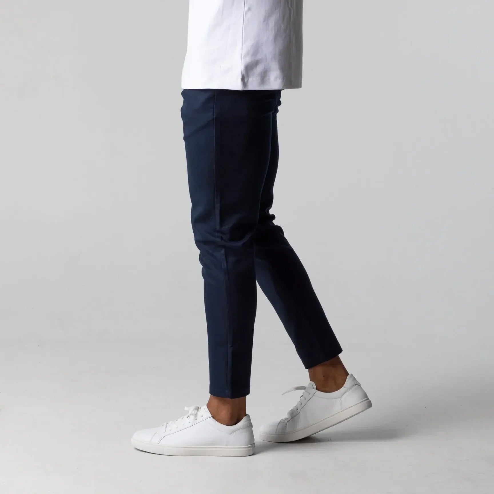 Pantalon chino élastique Danoir Paris, modèle Cino, en tissu premium beige avec coupe ajustée et détails élégants.