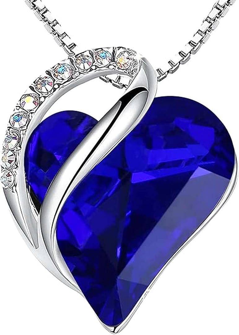 Collier Infinity Heart en saphir de Danoir Paris, chaîne fine avec pendentif cœur et pierre précieuse bleue.