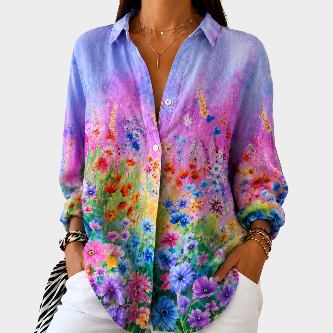 Blouse Wildflower Sunset Garden de Danoir Paris avec motif floral coloré et design léger, portée dans un cadre printanier.