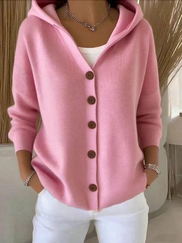 Cardigan en maille Ginevra Danoir Paris avec capuche, boutons, couleur neutre, porté sur un mannequin, détail de texture visible.