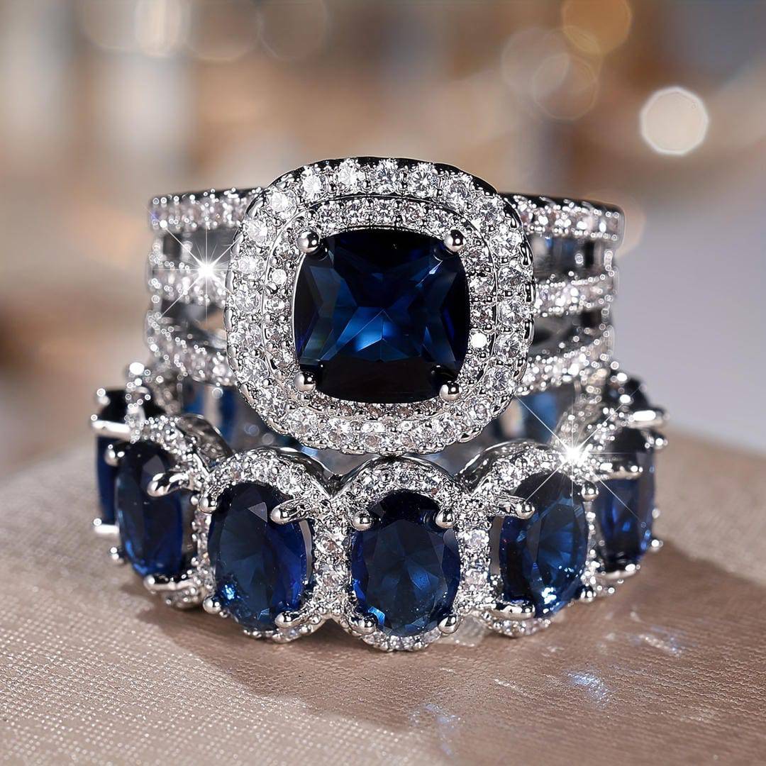 Ensemble de bagues Danoir Paris avec halo de saphir, bagues empilables en or blanc, ornées de saphirs bleus étincelants.