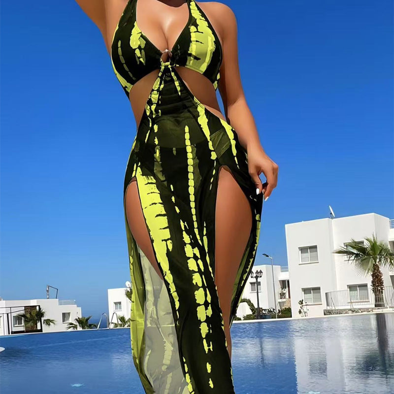 Maillot de bain à col halter avec découpes et robe de plage tie-dye de Danoir Paris, style tendance et coloré pour l'été.