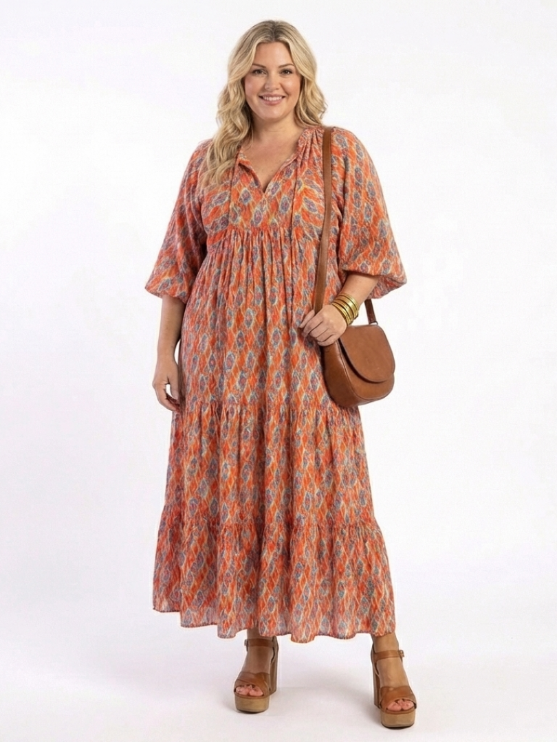 Robe midi Danoir Paris Amara avec motif géométrique et décolleté en V, tissu fluide et élégant.