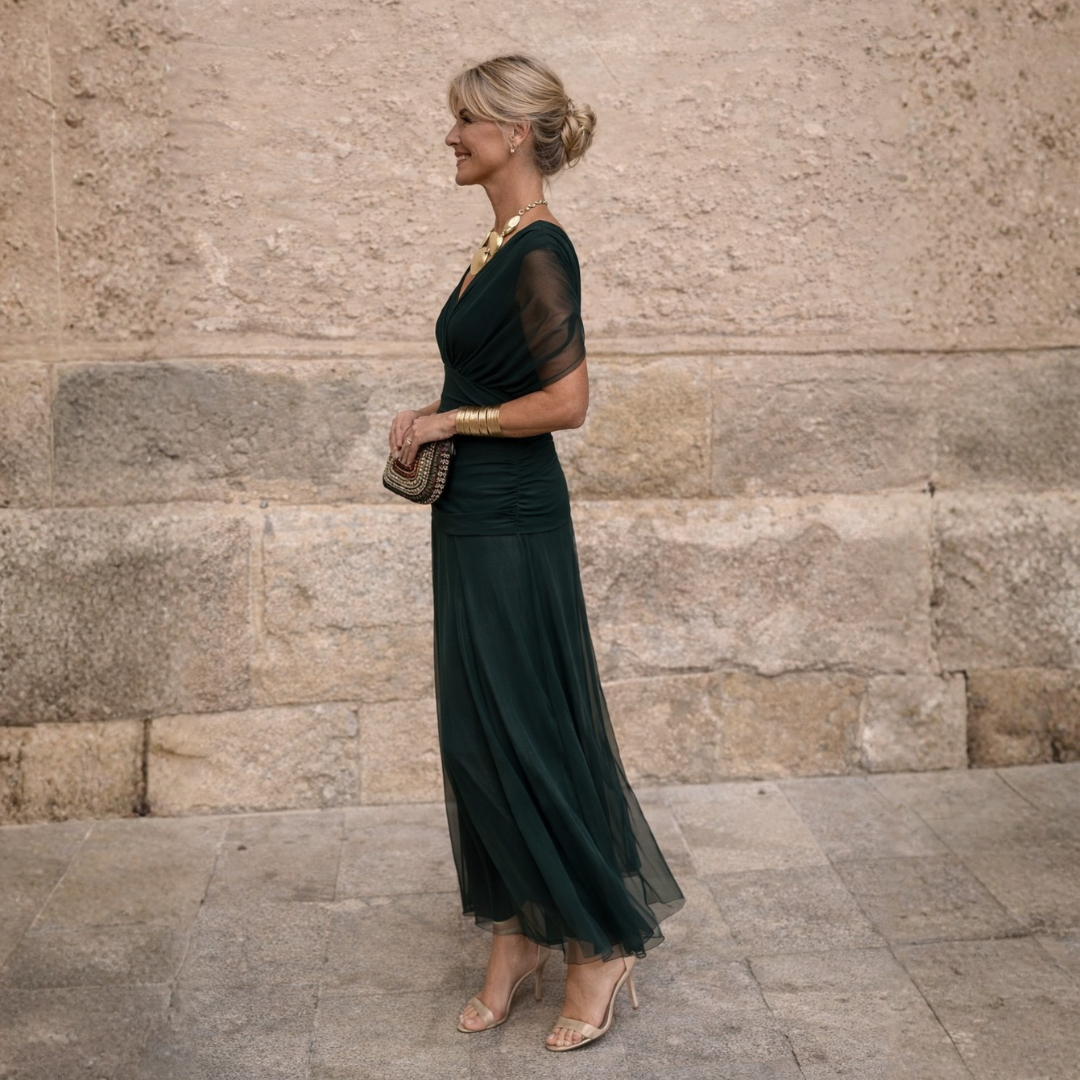 Robe longue Danoir Paris Mikaela pour femme, à épaules dégagées, en tissu fluide et élégant, portée avec un style sophistiqué