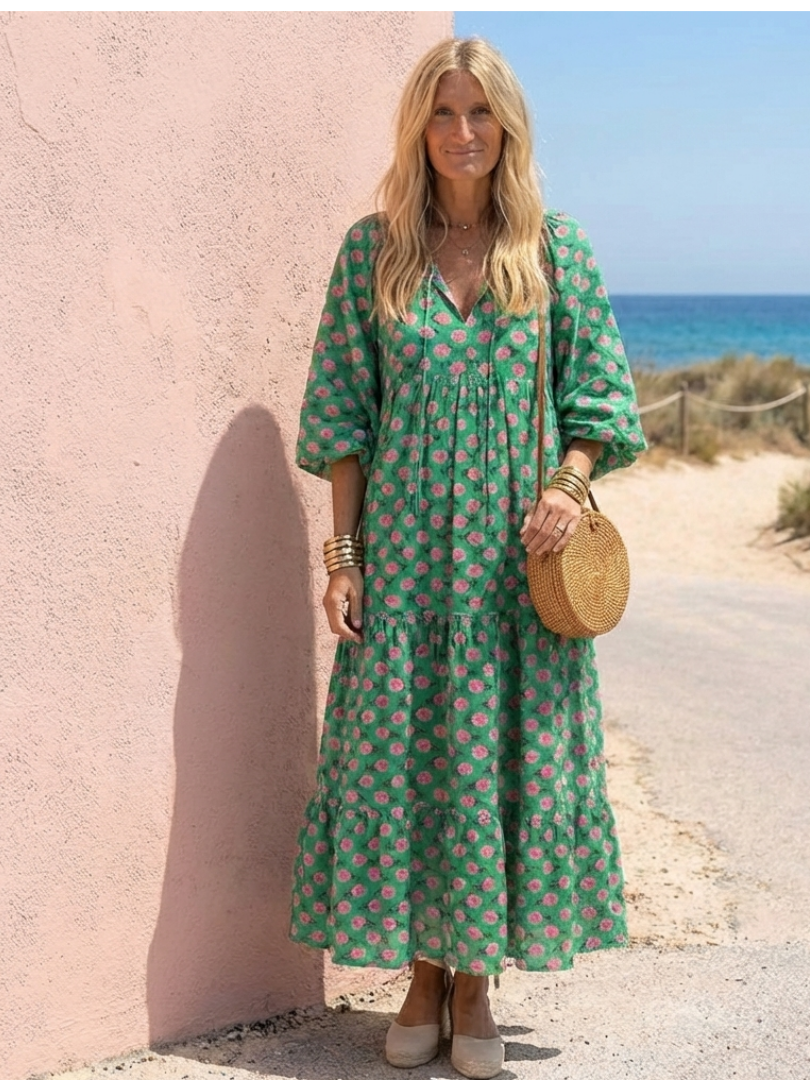 Robe midi à motifs floraux avec décolleté en V de la marque Danoir Paris, tissu léger et élégant.