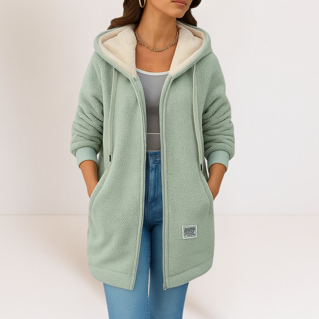Veste à capuche Marceline Danoir Paris en tissu doux, couleur neutre, avec capuche ajustable et poches latérales, vue de face